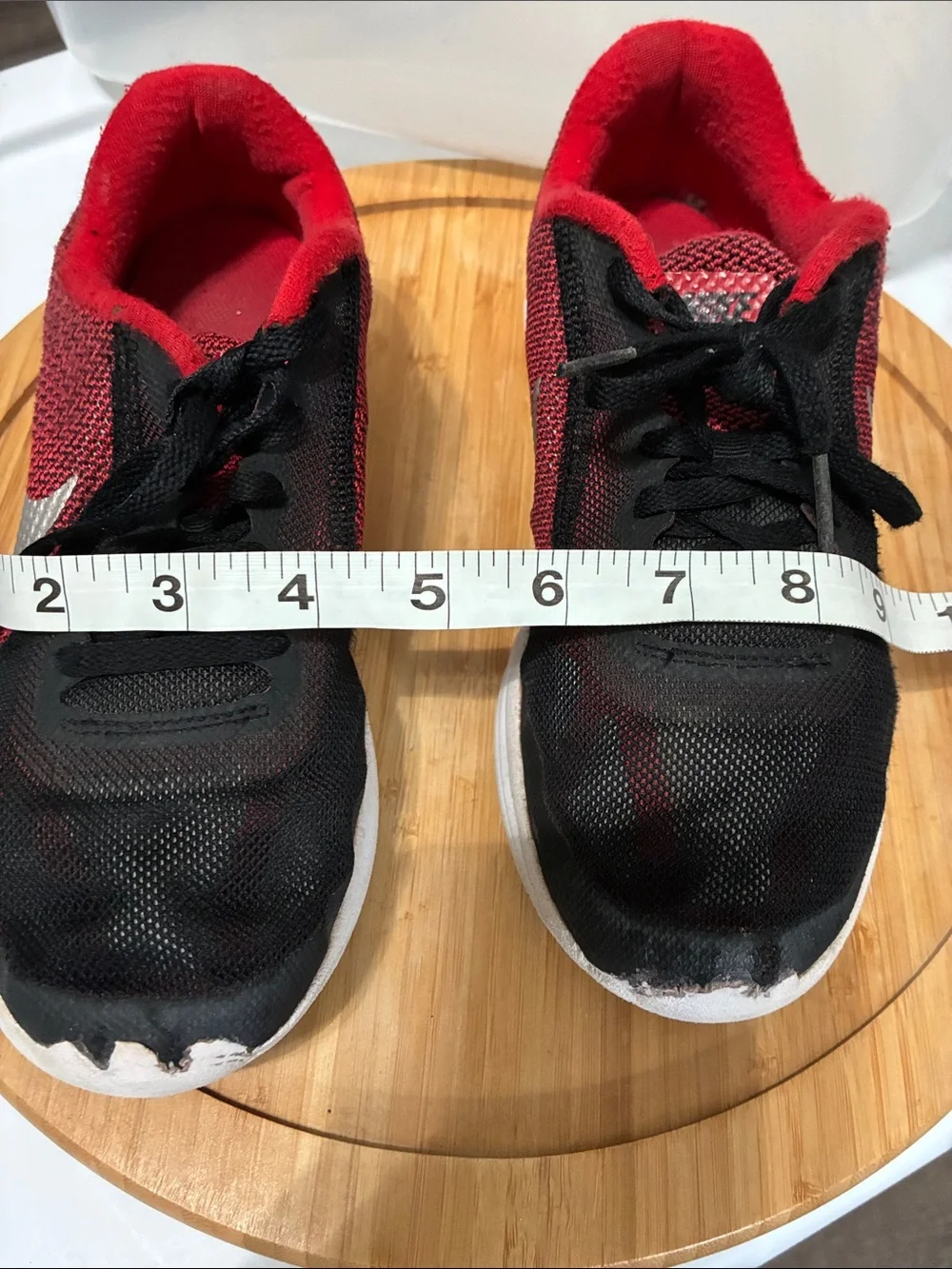 Nike Kids Black and Red Low-Top Sneakers